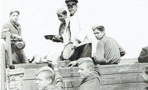 Фотомарафон «100-летие ТАССР»: обед стройбатовцев на строительстве Лениногорска, 1952 год
