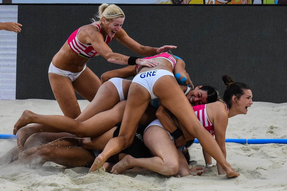 Ничью в пляжном волейболе лесбиянки отметили групповым сексом с судьёй
