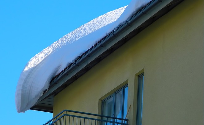 Крыша 4-этажного жилого дома обрушилась под тяжестью снега в Ижевске — МЧС