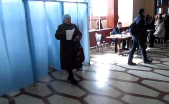 СМИ: рядом с главой Челябинска во время голосования упал герб России