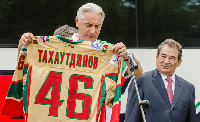 Билялетдинов вручил бывшему президенту «Ак Барса» золотую медаль с ЧМ—2012