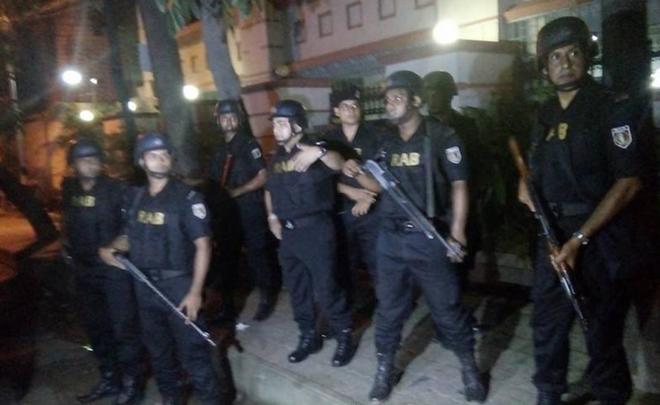 СМИ полиции удалось освободить двух заложников в Бангладеш в перестрелке убиты 20 человек