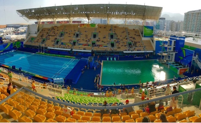 Организаторы Олимпиады объяснили зеленую воду в бассейне для прыжков активным размножением водорослей Организаторы Олимпиады объяснили зеленую воду в бассейне для прыжков активным размножением водорослей