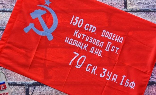 В Казани вынесли Знамя Победы и флаги России и Татарстана