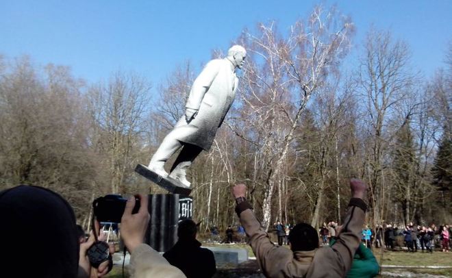 Порошенко отчитался о 1,2 тысячах снесенных монументов Ленину