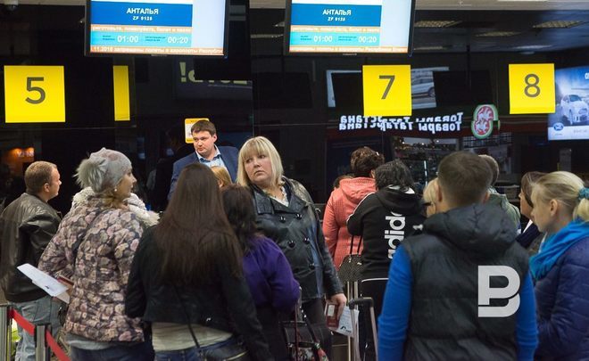 Число выехавших за границу российских туристов снизилось почти на треть