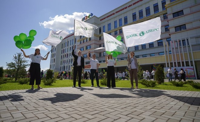 В День защиты детей Банк «Аверс» подарил ДРКБ медицинское оборудование для реабилитации маленьких пациентов