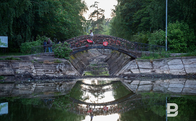 Соцсети: молодожены продолжают вешать замки на мост в парке Урицкого, несмотря на установку «Стены любви»