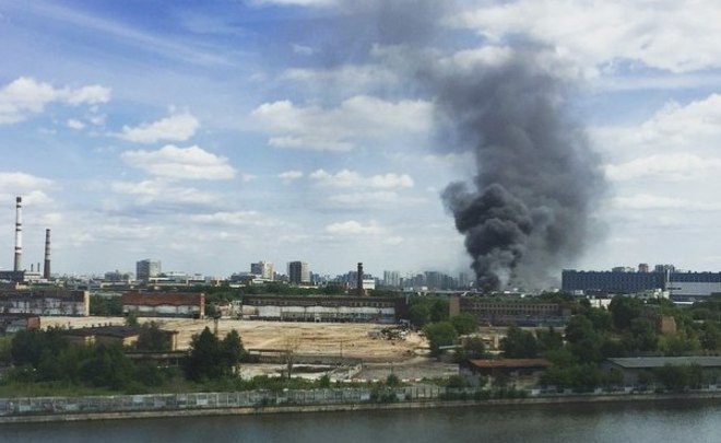 Пожар на заводе ЗИЛ в Москве: горят три этажа, рухнула кровля, может потребоваться эвакуация жителей