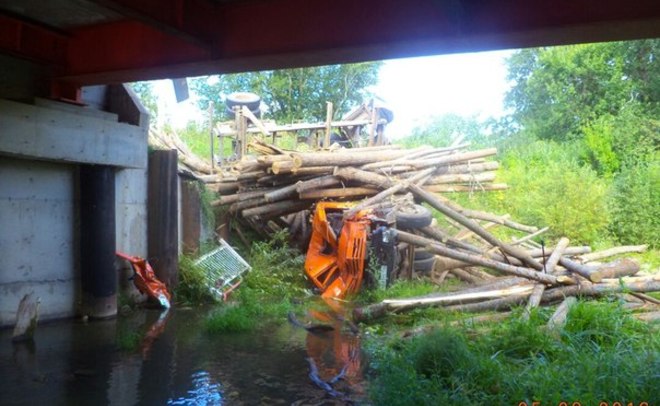 В Татарстане с моста упал КАМАЗ с бревнами водителя зажало в искореженной кабине