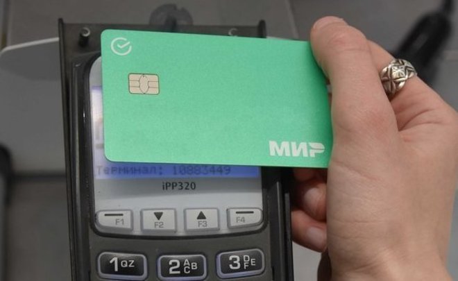 Татарстанцы в 18 раз чаще расплачиваются картами, чем снимают с них наличные