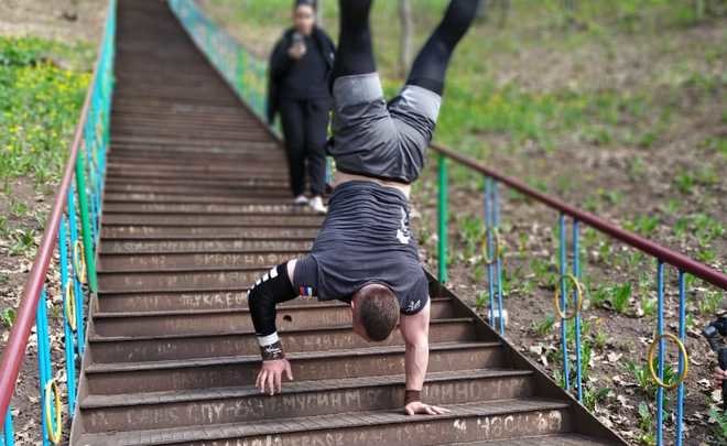 Уфимский спортсмен спустился с лестницы в тысячу ступеней на руках