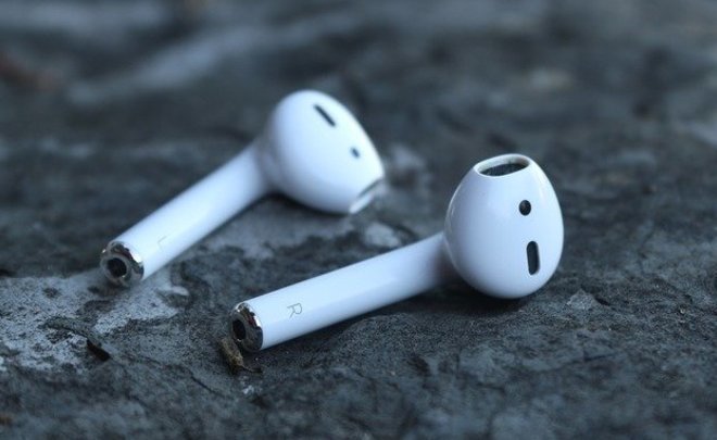 Apple выпустит обновленные наушники AirPods в чёрном цвете