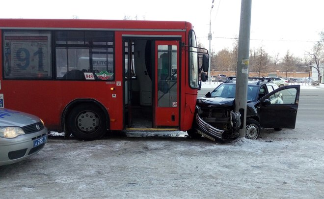В Казани красный автобус столкнулся с внедорожником