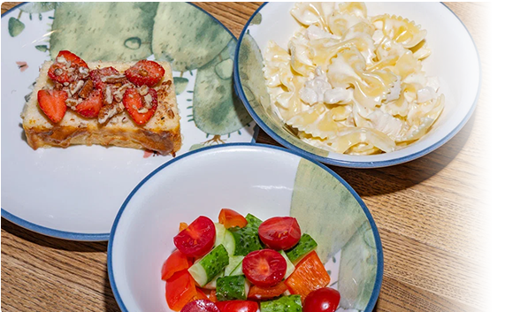 Обед №5: Овощной салат, Фарфалле со сливочным  соусом и курицей, Творожная запеканка  с медом, ягодами  и/или орешками