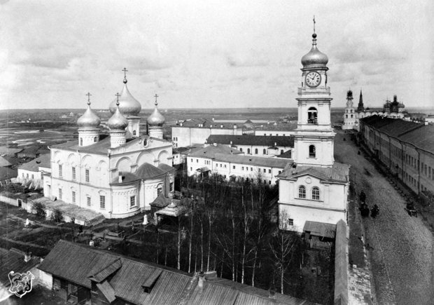 Слева — Спасо-Преображенский монастырь. Фото: pastvu.com