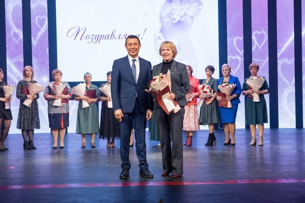 Теплые поздравления с 8 Марта принимали женщины Нижнекамска и от главы исполкома НМР Рамиля Муллина