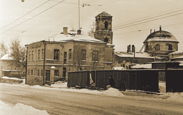 Успенский собор со стороны улицы Кирова. Фото В.С. Порфирьева. 1971 год 