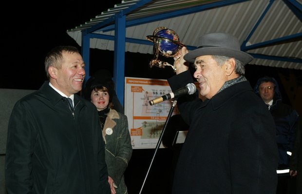 Церемония, посвященная началу строительства завода по производству бензинов в Нижнекамске. 10 ноября 2003 года. Фото: пресс-центр АО "ТАИФ"