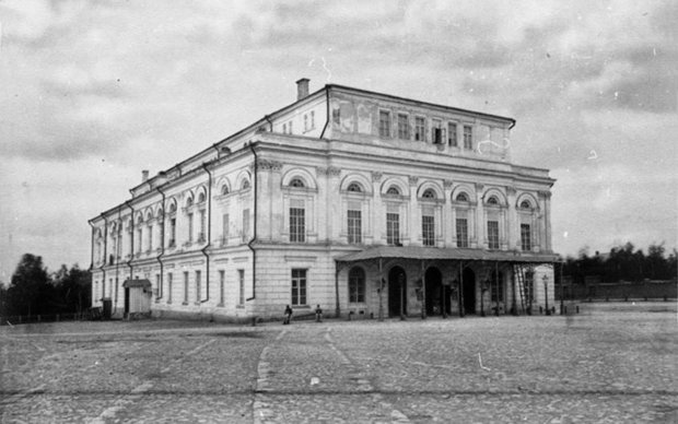 После 1852 года театр еще несколько раз сгорел. Это его версия 1874 года. Фото: pastvu.com