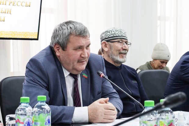 Руководитель комитета "Культура и духовное наследие татарского народа" Ркаиль Зайдулла, как водится, был погружен в политическую философию