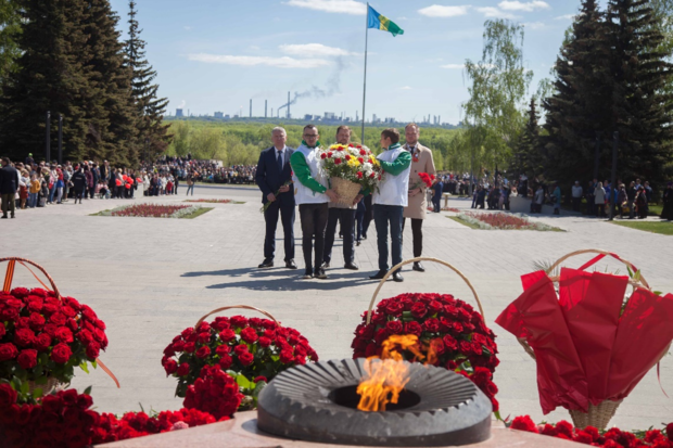  Представители АО "ТАИФ-НК" вместе с участниками митинга почтили память погибших солдат минутой молчания и возложили цветы к подножию Монумента Победы