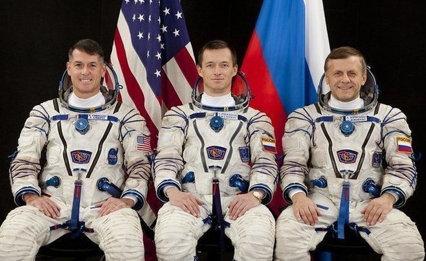 Фото: космонавты "Роскосмоса" Сергей Рыжиков, Андрей Борисенко и астронавт НАСА Роберт Кимброу / flickr.com/photos/roscosmos / CC BY-NC 2.0