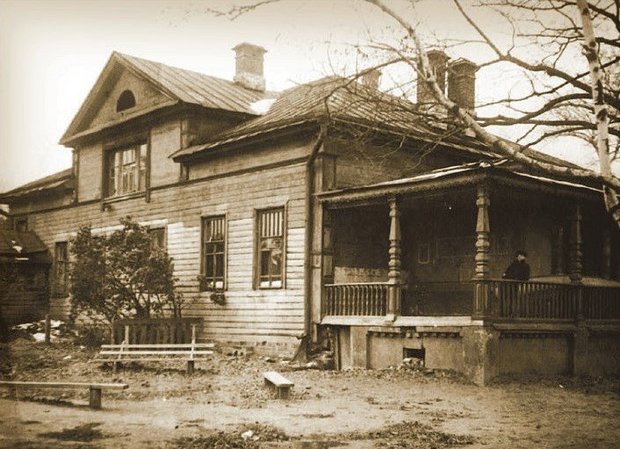 Во дворе бывшего дома Н.А. Апехтина. 1930 г. Архив С.П. Саначина