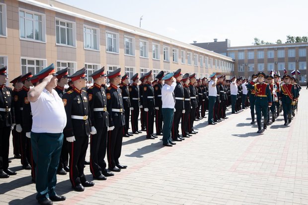 Белая парадная форма, строгая выправка и стройные ряды курсантов уже 16 лет становятся главным атрибутом торжества, посвященного окончанию Татарстанского кадетского корпуса