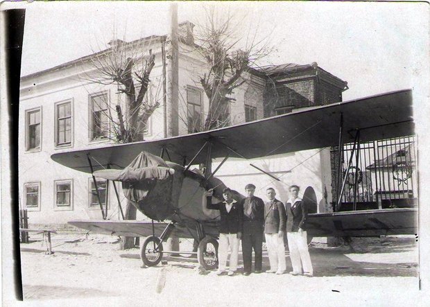 На фоне ПО-2. 1936 год. Фото: pastvu.com