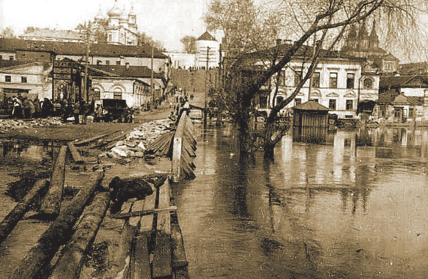 Перспектива старой Кремлевской (Триумфальной) улицы и Жарковский (Кузнецкий) мост в наводнение 1926 года. Фото А.И. Бренинга