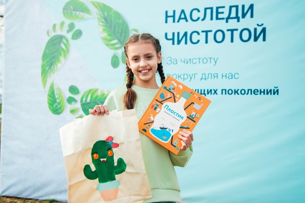Эмилия Нысыйрова: "На субботнике было весело". Фото: ПАО "Нижнекамскнефтехим"