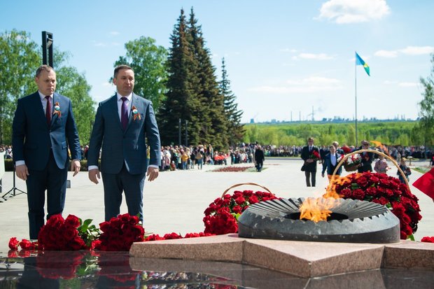  Все участники праздника и делегация "Нижнекамскнефтехима" возложили цветы к монументу Победы