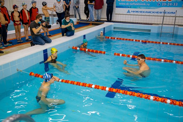 На следующий день в бассейне СОК "Дружба" состоялся мастер-класс для воспитанников секции плавания