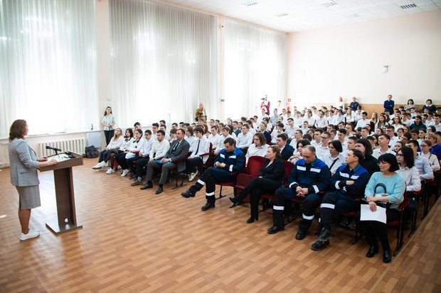 Актовый зал колледжа нефтехимии и нефтепереработки им. Н.В. Лемаева не смог вместить всех студентов, желающих послушать представителей "Нижнекамскнефтехима"