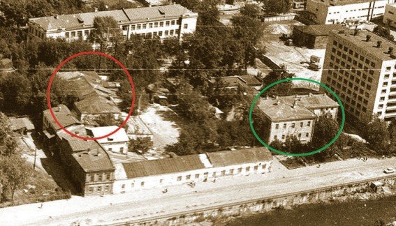 Склады Б.А Пушникова (слева) и дом И.А. Михляева (справа). Фото: С.П. Саначин. 1995 год