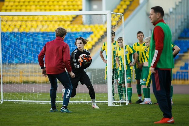 Артем Золотарев за считанные секунды отбил несколько атак на ворота. Фото: Роман Хасаев