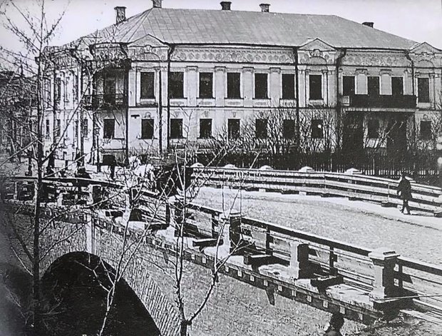 Дом Кабатовых и Лебедевский мост, 1907 год. Фото: pastvu.com 