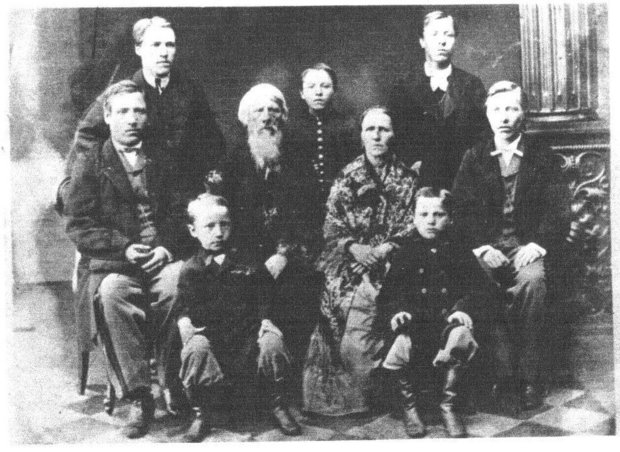 Василий Семенович Бронников (первый слева в верхнем ряду) в кругу семьи. Фото: wikipedia.org