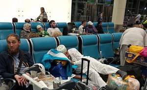 Хадж в Домодедово: 350 мусульман десять дней не могут вылететь в Мекку