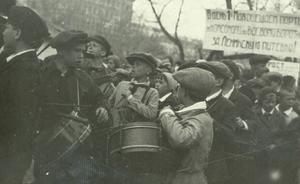 Фотомарафон «100-летие ТАССР»: головной отряд пионеров на демонстрации 1 Мая в Казани, 1925 год