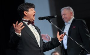 Оркестр Анатолия Шутикова и солисты хора имени Александрова подарили дамам «Музыку любви»