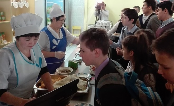 «Поел — и недоволен»: казанские школьники накидали «красных карточек» команде Гузель Ананьевой