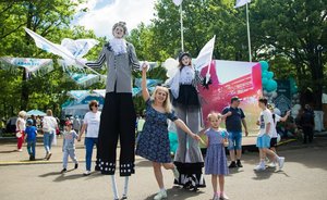 Ходулисты, химические опыты и чеканка монет: «Нижнекамскнефтехим» приятно удивил гостей Сабантуя