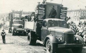 Фотомарафон «100-летие Татарстана»: демонстрация на пл. Ленина в Набережных Челнах, 1 мая 1950 года