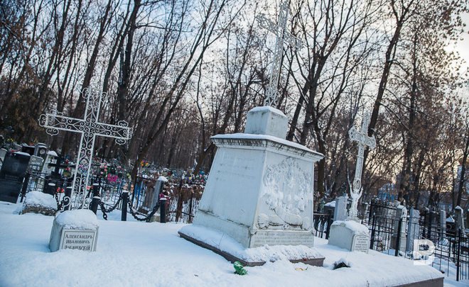 Закрыть калитку на ограде на кладбище