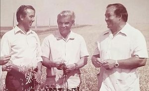 Фотомарафон «100-летие ТАССР»: председатель колхоза им. Г. Тукая А.В. Степанов с коллегами, 1982 год