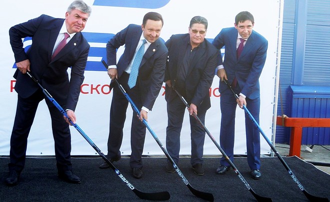 Легенда хоккейного «Ак Барса» вооружит КХЛ татарскими клюшками «С-400» и «АК-47»