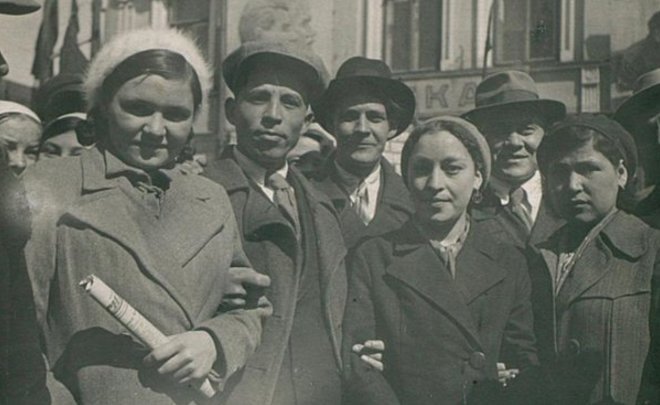 Фотомарафон «100-летие ТАССР»: Адель Кутуй на первомайской демонстрации, 1941 год