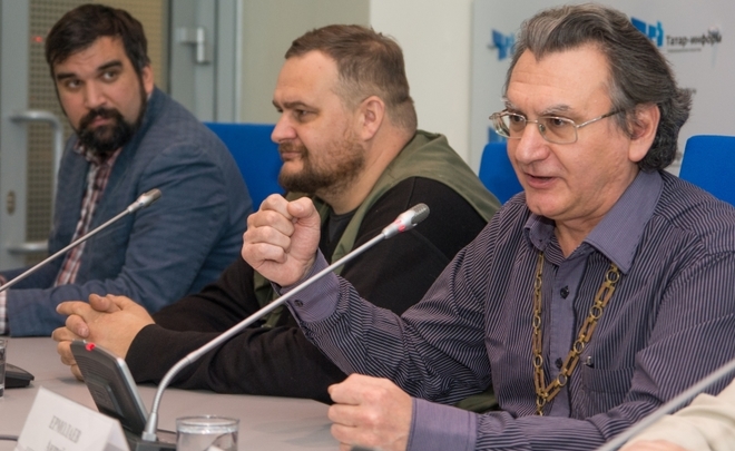 «Идем мы по городу в кольчугах, латах, а навстречу — демонстрация с красными флагами… А через месяц Советский Союз распался»